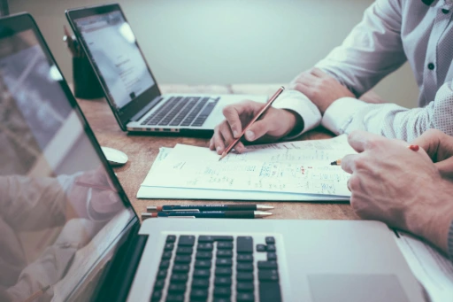 consultant ERP odoo qui travaille sur un projet implémentation sur mesure Odoo d&amp;#39;une société à lausanne